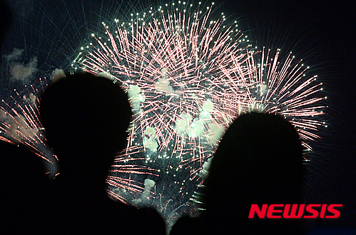 【서울=뉴시스】김동민 기자 = 2015 서울세계불꽃축제가 열린 3일 오후 화려한 불꽃들이 서울 여의도와 한강의 가을 밤 하늘을 수놓고 있다.&nbsp;&nbsp; 이날 불꽃축제에는 한국, 미국, 필리핀 등 3개국의 대표 연화팀이 10만여 발의 다채로운 불꽃을 쏘아 올렸다. 2015.10.03.&nbsp; life@newsis.com