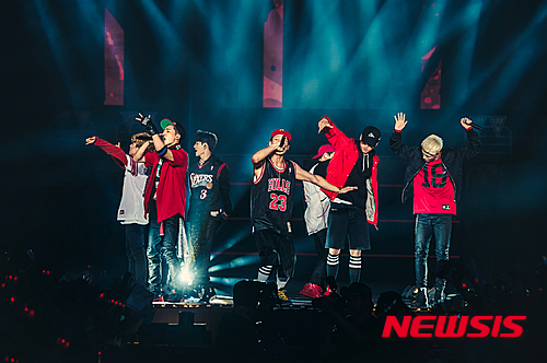 【서울=뉴시스】조인우 기자 = 1일 첫 앨범 '웰컴 백'(WELCOME BACK)의 절반을 발표, 데뷔한 YG엔터테인먼트 소속 그룹 '아이콘'(iKON)이 걸어온 길은 그 자체로 한 편의 드라마다.&nbsp; 2013년 YG 신인 그룹을 뽑는 엠넷 서바이벌 프로그램 '윈: 후 이스 넥스트'의 팀B로 처음 얼굴을 알리고 멤버 BI와 바비의 래퍼 서바이벌 프로그램 '쇼 미더 머니' 출연 그리고 바비의 우승, 새 서바이벌 프로그램 '믹스&매치'로 7명 최종 멤버를 확정하기까지 데뷔 예열 과정에만 2년여가 걸렸다.&nbsp; 3일 서울 올림픽공원 체조경기장에서 열린 데뷔 콘서트 '쇼타임'은 그 누구보다 데뷔를 간절히 바랐을 멤버들의 드라마가 펼쳐지는 자리였다.&nbsp; 공연은 멤버들의 어린 시절부터 '윈: 후 이스 넥스트'에서 지고 난 뒤 부둥켜안고 우는 모습, '쇼 미 더 머니'에서 BI가 가사를 실수하는 모습 등 아이콘이 거쳐 온 길을 시간 순서대로 보여주며 시작했다.&nbsp; 지금까지 이들이 겪은 좌절과 기다림을 아는 팬들은 '많이 그리웠어♡'라는 슬로건을 준비했고 멤버들은 "오랜만이에요!"라는 첫 인사 같지 않은 첫 인사를 건넸다.&nbsp; "저희의 공식적인 첫 무대인데요. 이렇게 큰 무대에서 공연하게 돼 영광입니다"(BI), "이 무대에 서는 것만으로도 벅차오르는 것 같은데."(구준회)&nbsp; 아이콘의 첫 출발은 화려했다. 웬만큼 연차가 쌓인 그룹도 채우기 힘들다는 체조경기장에 시계 모양의 비트라이트 팔찌를 찬 1만3000여 팬들이 모여 '아이콘'을 연호했다.&nbsp; '시노시작'으로 그동안 꽁꽁 숨겨뒀던 에너지를 방출하기 시작한 이들의 무대는 타이틀곡 '리듬 타'를 비롯해 '솔직하게' '에어플레인' '취향저격' '오늘따라' '기다려' 등으로 이어졌다.&nbsp; 공연장의 열기는 뜨거웠다. 앞으로 쏠린 인파 때문에 15분여 정도 좌중을 정돈하기 위해 공연이 중단됐을 정도다.&nbsp; "저희가 여러분 다치게 하려고 공연하는 거 아니니까요. 한 발 씩만 뒤로 물러날까요?"(BI)&nbsp; 바비와 BI는 솔로 무대로 '연결고리' '비 아이'(BE I)를 준비했다. 같은 소속사 선배인 에픽하이와 지누션은 '본 헤이터'(BORN HATER) '플라이' '돈트 헤이트 미' '한번 더 말해줘' '오빠차' '전화번호' 등으로 아이콘의 데뷔무대를 지원사격 했다.&nbsp; "저희는 아이콘이 준비하는 과정을 옆에서 계속 지켜봤잖아요. 제가 더 감개무량합니다"(디제이 투컷), "앞으로 좋은 일도 때로는 가슴 아픈 일도 있을 텐데 그럴 때마다 여기 계신 여러분이 잘 지켜주실 것 같다는 생각이 듭니다."(타블로)&nbsp; 신인답지 않게 팬서비스에도 능숙했다. 객석에서 멤버별로 한 명씩 자신의 '취향을 저격하는' 팬을 뽑아 함께 무대를 꾸몄다. 팬 일곱 명과 함께하는 농구 게임이 벌어지는 동안 체조경기장은 나머지 팬들이 지르는 부러움과 질투의 함성으로 가득 찼다.&nbsp; 이날 아이콘 멤버들은 자신들의 공식 데뷔 날짜를 하프 앨범을 발표한 10월1일로 확정했다. "매년 10월1일마다 콘서트 하면 정말 좋겠어요!"(김진환)&nbsp; 감격의 눈물로 공연을 마친 아이콘은 다음달 12일 데뷔 앨범의 남은 반을 공개한다.&nbsp; "많은 분들이 데뷔를 애타게 기다려 주셨기 때문에 더 열심히 연습하고 준비할 수 있었던 것 같아요"(BI), "진짜 시작하는구나 느껴요"(김진환), "멋진 모습 많이 보여드릴테니까 기대해주세요."(정찬우)&nbsp; join@newsis.com