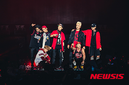 【서울=뉴시스】조인우 기자 = 1일 첫 앨범 '웰컴 백'(WELCOME BACK)의 절반을 발표, 데뷔한 YG엔터테인먼트 소속 그룹 '아이콘'(iKON)이 걸어온 길은 그 자체로 한 편의 드라마다.&nbsp; 2013년 YG 신인 그룹을 뽑는 엠넷 서바이벌 프로그램 '윈: 후 이스 넥스트'의 팀B로 처음 얼굴을 알리고 멤버 BI와 바비의 래퍼 서바이벌 프로그램 '쇼 미더 머니' 출연 그리고 바비의 우승, 새 서바이벌 프로그램 '믹스&매치'로 7명 최종 멤버를 확정하기까지 데뷔 예열 과정에만 2년여가 걸렸다.&nbsp; 3일 서울 올림픽공원 체조경기장에서 열린 데뷔 콘서트 '쇼타임'은 그 누구보다 데뷔를 간절히 바랐을 멤버들의 드라마가 펼쳐지는 자리였다.&nbsp; 공연은 멤버들의 어린 시절부터 '윈: 후 이스 넥스트'에서 지고 난 뒤 부둥켜안고 우는 모습, '쇼 미 더 머니'에서 BI가 가사를 실수하는 모습 등 아이콘이 거쳐 온 길을 시간 순서대로 보여주며 시작했다.&nbsp; 지금까지 이들이 겪은 좌절과 기다림을 아는 팬들은 '많이 그리웠어♡'라는 슬로건을 준비했고 멤버들은 "오랜만이에요!"라는 첫 인사 같지 않은 첫 인사를 건넸다.&nbsp; "저희의 공식적인 첫 무대인데요. 이렇게 큰 무대에서 공연하게 돼 영광입니다"(BI), "이 무대에 서는 것만으로도 벅차오르는 것 같은데."(구준회)&nbsp; 아이콘의 첫 출발은 화려했다. 웬만큼 연차가 쌓인 그룹도 채우기 힘들다는 체조경기장에 시계 모양의 비트라이트 팔찌를 찬 1만3000여 팬들이 모여 '아이콘'을 연호했다.&nbsp; '시노시작'으로 그동안 꽁꽁 숨겨뒀던 에너지를 방출하기 시작한 이들의 무대는 타이틀곡 '리듬 타'를 비롯해 '솔직하게' '에어플레인' '취향저격' '오늘따라' '기다려' 등으로 이어졌다.&nbsp; 공연장의 열기는 뜨거웠다. 앞으로 쏠린 인파 때문에 15분여 정도 좌중을 정돈하기 위해 공연이 중단됐을 정도다.&nbsp; "저희가 여러분 다치게 하려고 공연하는 거 아니니까요. 한 발 씩만 뒤로 물러날까요?"(BI)&nbsp; 바비와 BI는 솔로 무대로 '연결고리' '비 아이'(BE I)를 준비했다. 같은 소속사 선배인 에픽하이와 지누션은 '본 헤이터'(BORN HATER) '플라이' '돈트 헤이트 미' '한번 더 말해줘' '오빠차' '전화번호' 등으로 아이콘의 데뷔무대를 지원사격 했다.&nbsp; "저희는 아이콘이 준비하는 과정을 옆에서 계속 지켜봤잖아요. 제가 더 감개무량합니다"(디제이 투컷), "앞으로 좋은 일도 때로는 가슴 아픈 일도 있을 텐데 그럴 때마다 여기 계신 여러분이 잘 지켜주실 것 같다는 생각이 듭니다."(타블로)&nbsp; 신인답지 않게 팬서비스에도 능숙했다. 객석에서 멤버별로 한 명씩 자신의 '취향을 저격하는' 팬을 뽑아 함께 무대를 꾸몄다. 팬 일곱 명과 함께하는 농구 게임이 벌어지는 동안 체조경기장은 나머지 팬들이 지르는 부러움과 질투의 함성으로 가득 찼다.&nbsp; 이날 아이콘 멤버들은 자신들의 공식 데뷔 날짜를 하프 앨범을 발표한 10월1일로 확정했다. "매년 10월1일마다 콘서트 하면 정말 좋겠어요!"(김진환)&nbsp; 감격의 눈물로 공연을 마친 아이콘은 다음달 12일 데뷔 앨범의 남은 반을 공개한다.&nbsp; "많은 분들이 데뷔를 애타게 기다려 주셨기 때문에 더 열심히 연습하고 준비할 수 있었던 것 같아요"(BI), "진짜 시작하는구나 느껴요"(김진환), "멋진 모습 많이 보여드릴테니까 기대해주세요."(정찬우)&nbsp; join@newsis.com