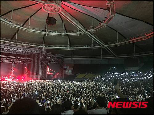 【서울=뉴시스】영국 록밴드 '뮤즈' 내한공연, 스마트폰 플래시 이벤트
