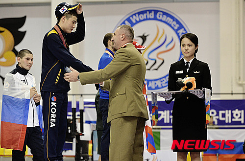 【문경=뉴시스】박문호 기자 = 2015 경북문경 세계군인체육대회 개막 사흘째인 4일 오후 경북 문경시 호계면 상무로 국군 체육부대 실내테니스장에서 열린 펜싱 남자 개인전 은메달을 딴 육군 정재규(26) 상병이 메달을 받고 있다. 2015.10.03. go2@newsis.com