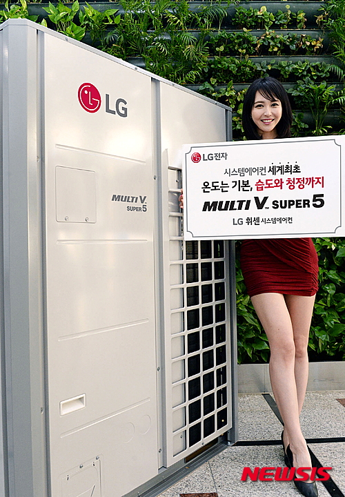 【서울=뉴시스】김민기 기자 = LG전자 대표 시스템에어컨 '멀티브이 슈퍼'가 올해 5세대로 진화했다.&nbsp; LG전자는 독자 개발한 고효율 인버터 컴프레서를 기반으로 올해 5세대 제품인 '멀티브이 슈퍼5'를 완성했다고 5일 밝혔다.&nbsp; 이 제품은 기존 '멀티브이 슈퍼4' 대비 에너지 효율을 11% 높이면서 최대 용량은 20마력(HP)에서 26마력까지 늘리고, 설치면적은 최대 43% 줄였다.