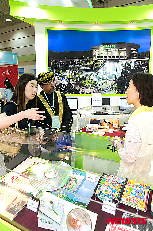 【서울=뉴시스】지난해 서울국제도서전 국립중앙도서관 납본홍보부스