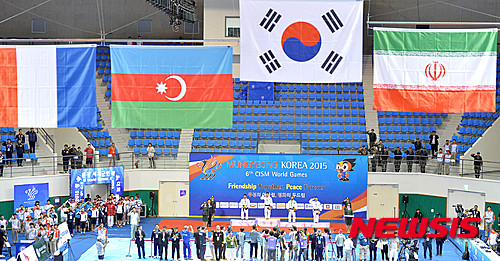 【문경=뉴시스】박문호 기자 = 2015 경북문경 세계군인체육대회 개막 나흘째인 5일 오후 경북 문경시 호계면 상무로 국군 체육부대 실내종합경기장에서 열린 남자 유도 73㎏급 개인전 경기에서 대한민국 첫 금메달을 딴 이정민(24) 선수의 시상식장에 태극기가 내걸리며 애국가가 울려퍼지고 있다. 2015.10.05.&nbsp; go2@newsis.com 