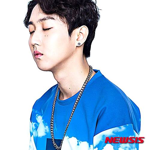 【서울=뉴시스】이재훈 기자 = 연인관계인 래퍼 크루셜스타(26·박세윤)와 래퍼 헤이즈(24·장다혜)가 5일 온라인에서 새삼 관심을 끌었다. 헤이즈가 엠넷 '언프리티 랩스타' 시즌2로 주목 받고 있기 때문이다. 두 사람은 2년 전부터 교제해왔다. 크루셜스타는 2010년 디지털 싱글 '캐치 미 이프 유 캔'으로 데뷔했다. 서양화가 박항률씨의 아들이기도 하다. 최근 엠넷 '쇼미더머니 4'에 나왔다. 지난해 싱글 '조금만 더 방황하고'로 데뷔한 헤이즈는 '내 남자친구가 고맙대' 등의 곡을 발표했다. 예쁜 외모로 인기를 누리고 있다. realpaper7@newsis.com
