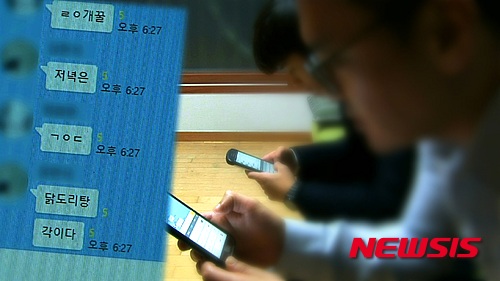 【서울=뉴시스】신진아 기자 = 569돌 한글날을 맞아 심각한 지경에 이른 우리말 파괴의 실태가 공개된다. KTV 시사다큐멘터리 ‘이슈 본’(연출 최용석)은 8일 오후 9시 한글날을 맞아 우리말 파괴의 실태를 짚고 개선을 위한 해법을 모색하는 ‘당신의 한글은 안녕하십니까?’편을 방송한다. 인터넷 평균속도 세계 1위에 스마트폰 보급률 83%를 자랑하는 인터넷·모바일 강국인 대한민국. SNS의 급속한 확산과 광범위한 활용의 이면에서 우리말과 글은 속절없이 파괴되고 오염돼 가고 있다. ‘ㅇㅈ’(인정), ‘핵노잼’(매우 재미없음), ‘답정너’(답은 정해져 있고 넌 대답만 하면 돼)…. 빠른 속도로 대화를 주고받으려 의미 분절 이하 단위까지 말을 줄인 축약어, 전혀 새로운 의미를 만들어 그 뜻을 유추하기 힘든 신조어, 영어를 비정상적으로 조합한 은어 등 SNS 세상의 언어파괴는 이미 일상화됐다. 문제는 이런 현상이 청소년에게서 그치지 않는다는 데 있다. 젊은 엄마들 사이에서 ‘얼집’(어린이집), ‘윰차’(유모차), ‘#G’(샵지=시아버지) 같은 자신들 만의 신조어가 광범위하게 사용되는 등 기성세대 또한 언어파괴에 동참하고 있는 형국이다. 미디어조차 오락 프로그램을 중심으로 자정 기능을 상실해 가고 있는 가운데, 언어파괴는 따돌림과 학교폭력, 세대간 소통 단절 등 각종 사회문제를 야기하고 있다. 이날 방송에선 스마트폰과 SNS가 상용화된 일상에서 누구도 자유롭지 못한 언어파괴의 심각한 실태를 짚어보고, 바른 우리말 사용을 선도해야 할 미디어는 물론 공공기관들까지 국적불명의 신조어와 혼합어로 우리말과 글을 어지럽히고 있는 실정을 살핀다. 또 최근 나라마다 자국어를 보호하기 위해 펼치고 있는 필사적인 노력들과 아울러, 우리말과 글을 언어파괴로부터 지켜낼 수 있는 해법과 바람직한 국어정책의 방향을 가늠해 본다. jashin@newsis.com