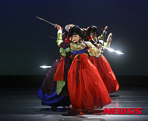 【밀양=뉴시스】안지율 기자 =경남 밀양시는 오는 10일 상동면 신안마을에서 ‘신안마을 운심검무축제’를 개최한다고 6일 밝혔다. 사진은 운심검무. 2015.10.06. (사진=밀양시 제공)&nbsp; photo@newsis.com