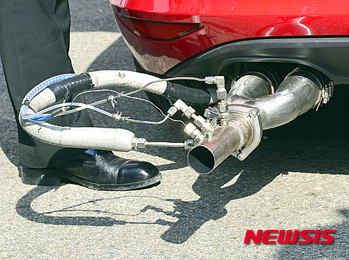 【인천=뉴시스】최동준 기자 = 김정수 국립환경과학원 교통환경연구소 소장이 6일 오전 인천 서구 국립환경과학원 교통환경연구소에서 폭스바겐 경유 자동차 실제 도로 배출가스 측정에 사용될 장비와 방식을 설명하고 있다. 2015.10.06. photocdj@newsis.com
