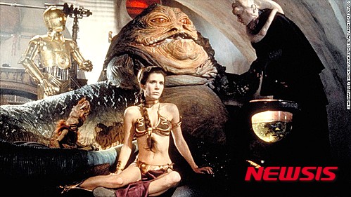 【서울=뉴시스】미국 영화 ‘스타워즈 6: 제다이의 귀환’에서 노예가 된 레아 공주의 장면. 이 영화에서 레아 공주 역의 여배우 캐리 피셔가 입었던 비키니 노예복이 경매에서 9만6000달러(약 1억원)에 낙찰됐다고 CNN머니가 5일(현지시간) 보도했다. 2015.10.06 (사진 출처: CNN머니 인터넷판)