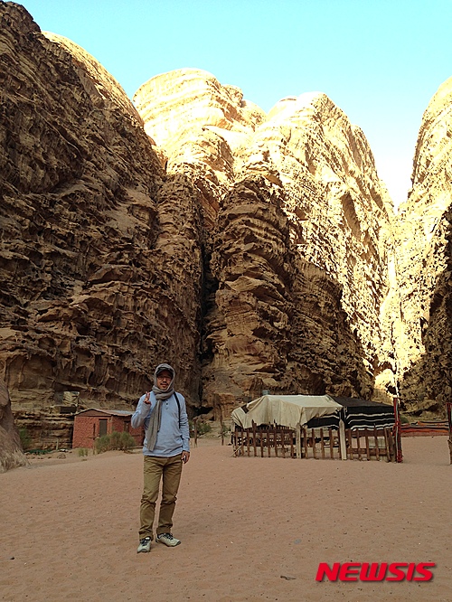 【서울=뉴시스】2012년 주한요르단대사관 초청으로 요르단을 방문한 윤태호. '미생'의 주인공 '장그래'는 요르단 중고차 수출사업을 제안한다.