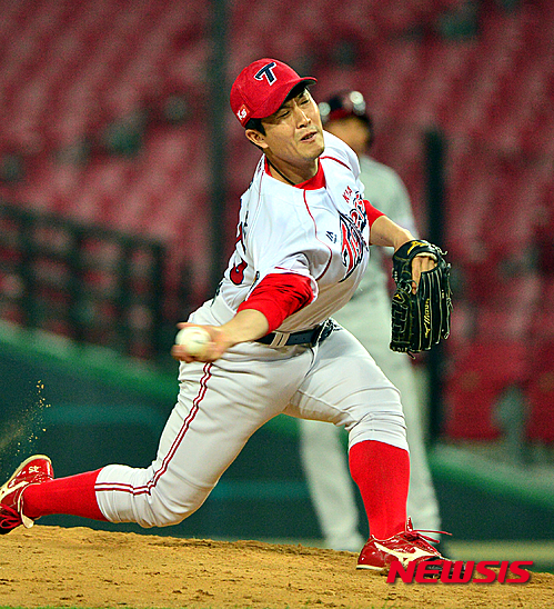 【광주=뉴시스】류형근 기자 = 6일 오후 광주 북구 광주-기아챔피언스필드에서 열린 2015프로야구 KIA 타이거즈 대 LG 트윈스의 시즌 마지막 경기, KIA 바뀐투수 김병현이 역투하고 있다. 2015.10.06. hgryu77@newsis.com 