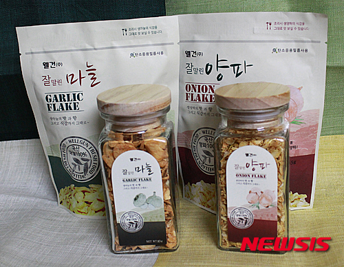 【서울=뉴시스】유희연 기자 = 웰건이 생산·판매하는 ‘잘 말린 마늘’과 ‘잘 말린 양파’. 백종원 식 간편 요리를 만드는데 유용하게 쓸 수 있다. (사진= 웰건 제공)&nbsp; lovely_jh@newsis.com