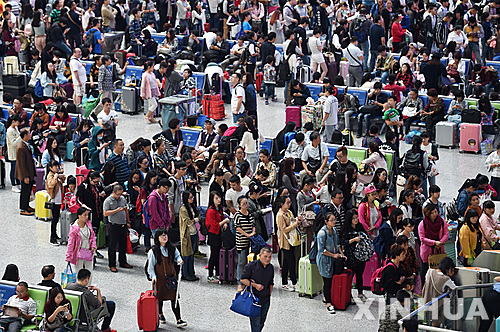 【 항저우= 신화/뉴시스】중국 국경절 연휴의 마지막 날인 7일 저장성 항저우 기차역에 귀경객들이 줄 서있다. 2015.10.07