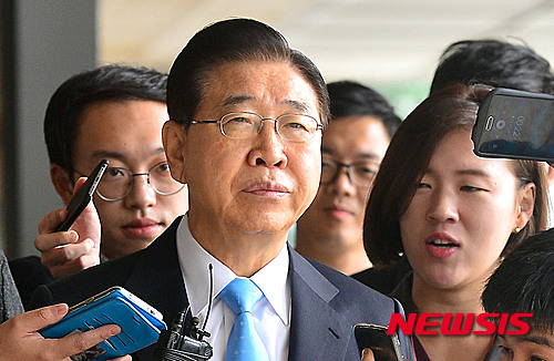 【서울=뉴시스】김동민 기자 = 포스코 비자금 조성 혐의를 받고 있는 정준양 전 포스코그룹 회장이 8일 오전 서울 서초구 서울중앙지검에 제5차 조사를 받기 위해 검찰 청사로 출석, 취재진에게 질문을 받고 있다. 2015.10.08. life@newsis.com 