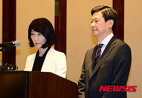 【서울=뉴시스】김진아 기자 = 조은주 여사가 8일 오전 서울 웨스틴조선호텔에서 열린 기자회견에서 신동주 전 롯데홀딩스 부회장의 인사말을 대독하고 있다. 이날 기자회견에서는 신동빈 롯데그룹 회장 및 롯데홀딩스 이사회 등을 상대로 법적 소송을 제기한다고 전했다. 2015.10.08. bluesoda@newsis.com