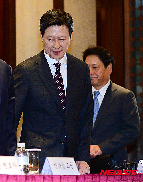 【서울=뉴시스】김진아 기자 = 신동주(왼쪽 두번째) 전 롯데홀딩스 부회장이 8일 오전 서울 웨스틴조선호텔에서 열린 롯데그룹 경영권 분쟁 관련 입장발표 기자회견을 마치고 자리를 떠나고 있다.&nbsp; 이날 기자회견에서는 신격호 롯데 총괄회장이 신동빈 롯데그룹 회장 및 롯데홀딩스 이사회 등을 상대로 법적 소송을 제기한다고 전했다. 2015.10.08.&nbsp; bluesoda@newsis.com&nbsp; 