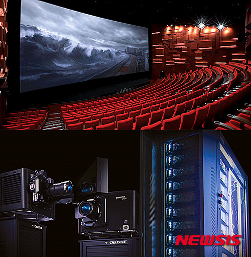 【서울=뉴시스】손정빈 기자 = 최고 사양의 레이저 영사기를 통해 초고화질 영상으로 구현된 영화를 볼 수 있게 됐다. CJ CGV는 영상 미디어 회사인 크리스티와 계약하고 13일부터 CGV 영등포 스타리움에 국내 최초로 '레이저 영사 토털 솔루션'을 도입한다. 4K 레이저 영사기와 함께 레이저 전용 스크린, 컬러 분할 방식의 3D 안경으로 구성돼 있다. CGV 측은 이 레이저 영사 시스템이 "일반 디지털 영사기 대비 500%의 밝기와 30% 이상 향상된 컬러 스페이스로 자연색에 가까운 풍부하고 생생한 색감을 표현해낸다"고 설명했다. 레이저 토털 솔루션의 장점은 3D 영화에서 극대화된다. 뛰어난 화질은 물론 3D 영화 관람 시 흔히 나타나는 어지러움 증상이 느껴지지 않는다. 전용 3D 안경을 통해 어지러움을 유발하는 '빛의 섞임'을 차단해 2D 영화를 볼 때와 차이가 없는 영상을 구현한다. 박노찬 CGV 영사기술팀장은 "새롭게 선보이는 레이저 토털 솔루션을 통해 지금껏 경험하지 못한 최고의 프리미엄 영상과 사운드를 관객에게 제공할 것"이라며 "CGV 영등포 스타리움을 시작으로 CGV 센텀시티 스타리움, 그 밖의 중대형 상영관에 순차적으로 레이저 토털 솔루션을 설치할 계획"이라고 말했다. jb@newsis.com