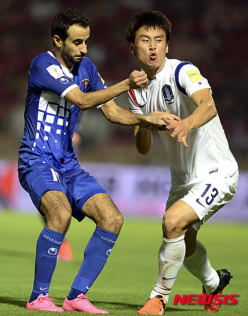 【쿠웨이트=뉴시스】최진석 기자 = 8일 오후(현지시간) 쿠웨이트 시티 국립경기장에서 열린 2018 러시아 월드컵 아시아지역 2차 예선 대한민국과 쿠웨이트의 경기, 구자철이 돌파를 하고 있다. 2015.10.09.&nbsp; myjs@newsis.com