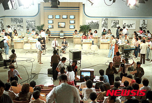 【서울=뉴시스】‘KBS특별생방송, 이산가족을 찾습니다’는 KBS가 1983년 6월30일 밤부터 11월14일 새벽까지 방송기간 138일, 방송시간 453시간 45분에 걸쳐 생방송한 기록물이다. 