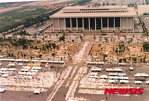 【서울=뉴시스】‘KBS특별생방송, 이산가족을 찾습니다’는 KBS가 1983년 6월30일 밤부터 11월14일 새벽까지 방송기간 138일, 방송시간 453시간 45분에 걸쳐 생방송한 기록물이다. 