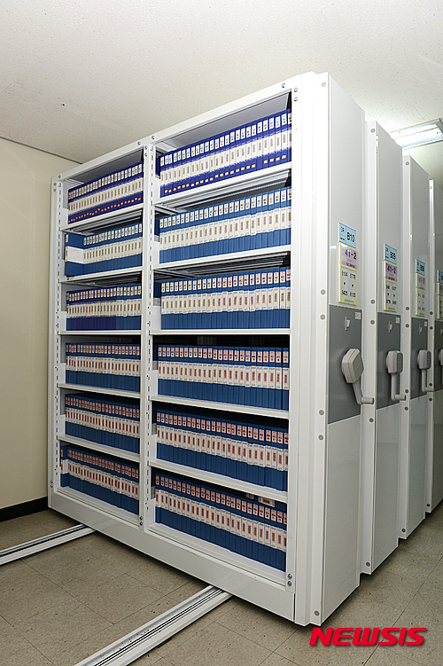 【서울=뉴시스】‘KBS특별생방송, 이산가족을 찾습니다’는 KBS가 1983년 6월30일 밤부터 11월14일 새벽까지 방송기간 138일, 방송시간 453시간 45분에 걸쳐 생방송한 기록물이다. 