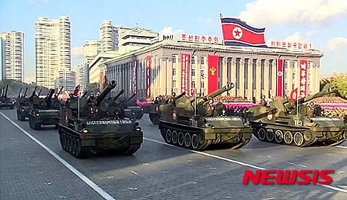 【서울=뉴시스】북한이 노동당 창건 70주년을 맞아 10일 오후 평양 김일성광장에서 열병식을 개최하고 있다. 2015.10.10.(사진=조선중앙TV 캡쳐) photo@newsis.com