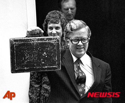 【 AP/뉴시스】마거릿 대처 정부에서 재무장관, 외무장관, 부총리를 역임한 제프리 하우가 9일(현지시간) 88세를 일기로 사망했다. 사진은 재무장관 시절의 하우가 예산안을 의회에 제출하기 위해 사무실을 나서면서 가방을 들어보이는 모습. 