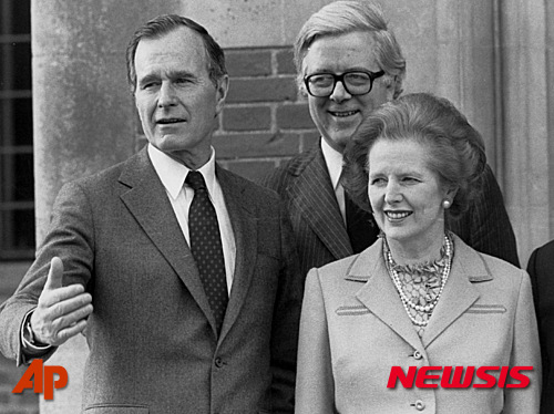 【 AP/뉴시스】마거릿 대처(오른쪽) 영국 정부에서 재무장관, 외무장관, 부총리를 역임한 제프리 하우(가운데)가 9일 88세를 일기로 숨졌다. 사진은 1984년 2월12일 조지 H W 부시 당시 미국 부통령(왼쪽), 대처 총리와 함께한 하우 당시 영국 외무장관. 