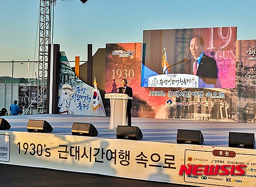 【군산=뉴시스】고석중 기자 = 전북 군산근대역사박물관 인근을 중심으로 오는 9월15일부터 17일까지 '2017 군산시간여행축제'가 열린다. 사진은 지난 2015년 시간여행축제 특설무대 전경, (사진 = 2015.10.11, 뉴시스 DB)