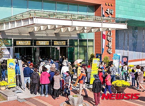 【군산=뉴시스】고석중 기자 = 전북 군산근대역사박물관 인근과 시간여행마을 중심으로 '2017 군산시간여행축제'가 오는 9월15일부터 17일까지 열린다. 사진은 지난 2015년 시간여행축제 행사장 전경, (사진 = 2015.10.11, 뉴시스 DB)