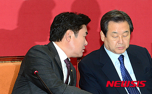 【서울=뉴시스】이종철 기자 = 12일 오전 서울 여의도 국회에서 열린 새누리당 최고위원회의에 참석한 김무성 대표와 원유철 원내대표가 의견을 나누고 있다.&nbsp;&nbsp; 2015.10.12&nbsp; jc4321@newsis.com&nbsp;&nbsp; 