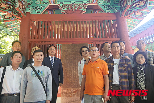 【완도=뉴시스】구길용 기자 = 1597년 정유재란 당시 중국 명나라 수군도독 진린 장군의 후손들이 지난 9일 완도군 고금면 묘당도 충무사 이순신 충무공 유적지를 방문했다. 2015.10.12. (사진=완도군 제공)&nbsp; kykoo1@newsis.com 