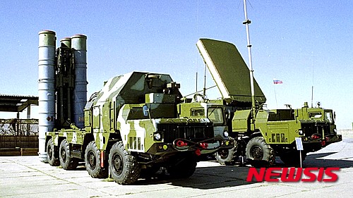 【서울=뉴시스】러시아가 올해 안에 이란에 인도할 예정인 것으로 알려진 S-300 방공 미사일 시스템이 이름이 밝혀지지 않은 러시아의 한 장소에 전시돼 있다. 미 월 스트리트 저널은 현재 러시아가 시리아에 군사 개입을 하고 있는 것에 모든 이목이 집중되고 있지만 이란에 S300 미사일 시스템을 제공하는 것이 더 큰 위험이 될 것이라고 11일 보도했다. <사진 출처 : 더 타임스 오브 이스라엘> 2015.10.12