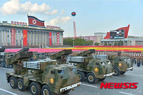 【서울=뉴시스】조선노동당 창건 70주년 경축 열병식및 평양시군중시위에서 김정은 당과 국가, 군대 최고영도자가 참석 했다며 11일자 노동신문이 보도했다. 2015.10.11. (출처=노동신문) photo@newsis.com