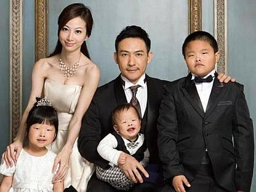 【서울=뉴시스】3년 전에 찍은 성형외과 광고 사진으로 인한 루머 등으로 고통받던 한 대만 모델이 관련 병원, 광고회사 등을 상대로 법적인 대응에 나선다. 12일 중국 신랑왕 등은 대만 언론을 인용, 대만 모델 예완청(叶宛承)이 최근 기자회견을 열어 지난 2012년 3월 광고 대행사를 통해 한 성형외과 광고 사진을 찍었고 이 사진으로 인해 3년간 걷잡을 수 없이 힘든 나날을 보냈다면서 해당 성형외과 병원, 엔터테인먼트회사와 광고회사를 상대로 소송을 제기할 예정이라고 밝혔다고 전했다. 예씨를 힘들게 했던 당시 사진. (사진출처: 신랑왕) 