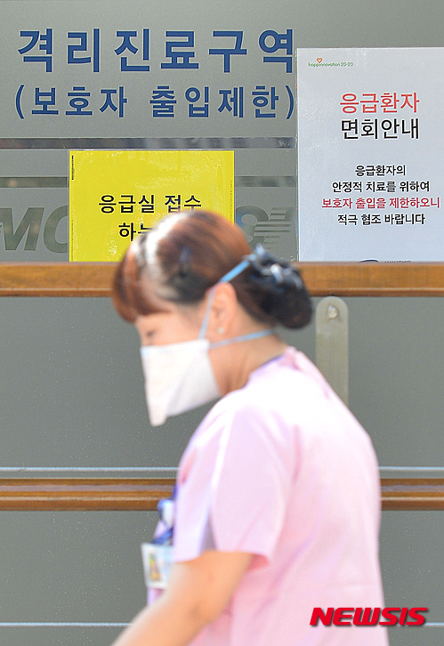 【서울=뉴시스】고승민 기자 = 이달 초 완치 판정을 받고 퇴원했던 국내 마지막 메르스(MERS·중동호흡기증후군) 환자에게서 메르스 바이러스가 재검출되면서 감염 여부에 관심이 쏠린 13일 오후 서울 강남구 일원동 삼성서울병원 격리진료실 앞을 한 관계자가 지나고 있다. 이 환자는 현재 서울대병원 격리병상에 입원해 있으며, 보건당국은 감염 가능성이 거의 희박하다고 예상하고 있다. 삼성서울병원에서는 29명의 관계자가 자가격리에 들어갔다. 2015.10.13. kkssmm99@newsis.com