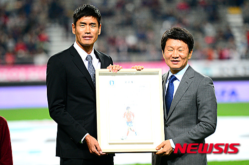 【서울=뉴시스】박영태 기자 = 13일 오후 서울 마포구 서울월드컵경기장에서 열린 한국 축구대표팀과 자메이카 축구대표팀의 친선경기 하프타임에 전 국가대표 설기현의 국가대표 은퇴식에서 설기현이 정몽규 대한축구협회장으로부터 기념패를 받고 있다. 2015.10.13.&nbsp; since1999@newsis.com