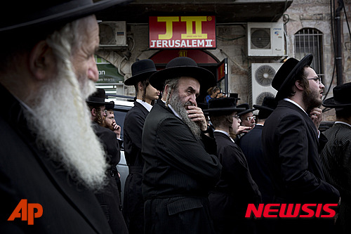 【뉴욕=AP/뉴시스】최근 팔레스타인이 흉기를 이용한 공격이 잇따르자 불안감을 느낀 이스라엘인들이 스스로를 보호하기 위해 '무장'하고 있다고 영국 일간 데일리메일이 19일 보도했다. 사진은 지난 13일(현지시간) 초정통파 유대인 남성들이 예루살렘에서 열린 한 장례식에 모여 있다. 이날 팔레스타인 남성 2명은 예루살렘의 주행중인 버스 안에서 승객에게 총격을 가하고 흉기를 휘둘렀다. 또 다른 곳에서는 팔레스타인이 버스정류장에서 버스를 기다리던 이스라엘인을 향해 자동차를 몰고 돌진했다. 2015.10.19 