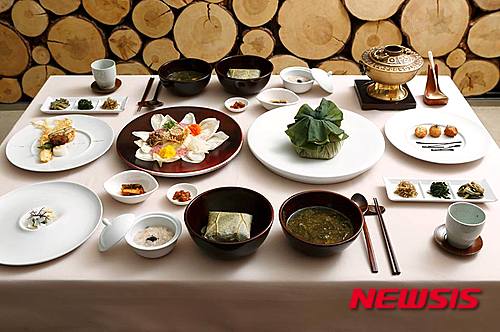 【서울=뉴시스】박현주 기자 = '자연과 시간이 주는 아름다운 선물' 사찰음식을 밀라노 엑스포에 선보인다. 문화체육관광부는 '2015 밀라노 엑스포' 한국관을 방문하는 관람객을 대상으로, 건강한 한국 전통 사찰음식 문화를 체험할 수 있는 행사를 14~18일 펼친다. 한국불교문화사업단이 주관하는 이 행사는 사찰음식을 처음 접하는 외국인들이 사찰의 전통 장류와 김치 등 다채로운 발효음식을 한 눈에 볼 수 있도록 전시한다. 간장·된장·고추장·장소금의 숙성 정도를 발효 기간별로 살펴볼 수 있는 사찰 전통장류와 파·마늘·젓갈 등의 양념을 배제한 담백한 사찰 김치류, 천연 조미료와 옹기 전시를 통해 한국 전통 김장문화의 역사를 재현한다. 특히 산에서 직접 채취한 다양한 채소 및 산야초를 활용한 장아찌 전시를 통해 소소한 재료 하나도 버리지 않는 한국 사찰의 오래된 지혜와 감동을 전할 계획이다. 한국불교문화사업단 사찰음식 전문위원 선재 스님의 강연과 시연도 열린다. 스님의 한국 사찰 전통장 문화 소개 강연과 오신채(마늘, 파, 부추, 달래, 흥거)가 빠진 독특한 간장홍시배추김치 만들기 시연을 통해 음식 속에 담긴 불가의 전통과 정신문화를 전할 예정이다. 한국불교문화사업단장 진화 스님은 "소식, 채식, 나눔과 배려의 식습관 등 자연과의 조화로운 식사를 강조하는 사찰음식의 정신은 이번 밀라노 엑스포 한국관의 주제인 '음식이 곧 생명이다'의 철학과도 부합한다"며 "세계인과 함께 한국 식문화가 지닌 가치를 나누고자 한다"고 밝혔다. 한국불교문화사업단은 20일 슬로푸드 운동의 창시자이자 국제슬로푸드협회장인 카를로 페트리니가 세운 이탈리아 미식과학대학을 방문, 강연 및 만찬도 연다. 밀라노 엑스포 한국관은 이탈리아 현지 언론에서 600건 이상의 보도가 이어지며 주목 받고 있다. 세계 3대 디자인상의 하나로 꼽히는 2015 레드닷 디자인상에서 '커뮤니케이션 디자인' 본상을 수상하기도 했다. 레드닷 디자인상은 독일 노르트라인베스트팔렌 디자인 센터가 주관하며 시상식은 11월6일 베를린에서 개최될 예정이다. 문화체육관광부는 지난 7일 엑스포 개막 160일 만에 당초 목표였던 누적 관람객 수 200만 명을 조기에 달성했다. 전체 엑스포 입장객의 약 12%에 해당하는 인원으로 일평균 1만2000여명이 한국관을 방문한 셈이다. 또 지난 7월 한국관 관람객 만족도 조사 결과, '전시'(95%)와 '한식 레스토랑'(89%)이 전반적으로 높은 만족도를 나타낸 바 있다. 조덕현 한국관 관장은 "오는 31일까지 남은 엑스포 기간 동안, 각 국가관 관계자 초청 한식 행사, 비보이 공연, 평창올림픽 홍보 행사 등을 지속적으로 추진하여 유종의 미를 거둘 수 있도록 최선을 다하겠다"고 전했다. hyun@newsis.com