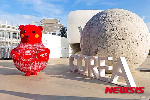 【서울=뉴시스】박현주 기자 = '자연과 시간이 주는 아름다운 선물' 사찰음식을 밀라노 엑스포에 선보인다. 문화체육관광부는 '2015 밀라노 엑스포' 한국관을 방문하는 관람객을 대상으로, 건강한 한국 전통 사찰음식 문화를 체험할 수 있는 행사를 14~18일 펼친다. 한국불교문화사업단이 주관하는 이 행사는 사찰음식을 처음 접하는 외국인들이 사찰의 전통 장류와 김치 등 다채로운 발효음식을 한 눈에 볼 수 있도록 전시한다. 간장·된장·고추장·장소금의 숙성 정도를 발효 기간별로 살펴볼 수 있는 사찰 전통장류와 파·마늘·젓갈 등의 양념을 배제한 담백한 사찰 김치류, 천연 조미료와 옹기 전시를 통해 한국 전통 김장문화의 역사를 재현한다. 특히 산에서 직접 채취한 다양한 채소 및 산야초를 활용한 장아찌 전시를 통해 소소한 재료 하나도 버리지 않는 한국 사찰의 오래된 지혜와 감동을 전할 계획이다. 한국불교문화사업단 사찰음식 전문위원 선재 스님의 강연과 시연도 열린다. 스님의 한국 사찰 전통장 문화 소개 강연과 오신채(마늘, 파, 부추, 달래, 흥거)가 빠진 독특한 간장홍시배추김치 만들기 시연을 통해 음식 속에 담긴 불가의 전통과 정신문화를 전할 예정이다. 한국불교문화사업단장 진화 스님은 "소식, 채식, 나눔과 배려의 식습관 등 자연과의 조화로운 식사를 강조하는 사찰음식의 정신은 이번 밀라노 엑스포 한국관의 주제인 '음식이 곧 생명이다'의 철학과도 부합한다"며 "세계인과 함께 한국 식문화가 지닌 가치를 나누고자 한다"고 밝혔다. 한국불교문화사업단은 20일 슬로푸드 운동의 창시자이자 국제슬로푸드협회장인 카를로 페트리니가 세운 이탈리아 미식과학대학을 방문, 강연 및 만찬도 연다. 밀라노 엑스포 한국관은 이탈리아 현지 언론에서 600건 이상의 보도가 이어지며 주목 받고 있다. 세계 3대 디자인상의 하나로 꼽히는 2015 레드닷 디자인상에서 '커뮤니케이션 디자인' 본상을 수상하기도 했다. 레드닷 디자인상은 독일 노르트라인베스트팔렌 디자인 센터가 주관하며 시상식은 11월6일 베를린에서 개최될 예정이다. 문화체육관광부는 지난 7일 엑스포 개막 160일 만에 당초 목표였던 누적 관람객 수 200만 명을 조기에 달성했다. 전체 엑스포 입장객의 약 12%에 해당하는 인원으로 일평균 1만2000여명이 한국관을 방문한 셈이다. 또 지난 7월 한국관 관람객 만족도 조사 결과, '전시'(95%)와 '한식 레스토랑'(89%)이 전반적으로 높은 만족도를 나타낸 바 있다. 조덕현 한국관 관장은 "오는 31일까지 남은 엑스포 기간 동안, 각 국가관 관계자 초청 한식 행사, 비보이 공연, 평창올림픽 홍보 행사 등을 지속적으로 추진하여 유종의 미를 거둘 수 있도록 최선을 다하겠다"고 전했다. hyun@newsis.com