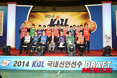 【서울=뉴시스】프로농구를 주관하는 KBL은 26일 잠실학생체육관에서 개최하는 2015 KBL 국내신인선수 드래프트에 참가하는 38명의 대상자 명단을 공시했다. 지난해 신인드래프트 지명자 단체 사진.2015.10.13. (사진=KBL 제공)