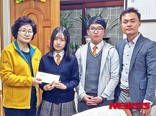 【군산=뉴시스】고석중 기자 = 전북 군산 중앙중학교(교장 고철곤) 학생회장단이 학교 축제인 '지구제' 행사에서 부스운영을 통해 얻은 수익금 50만 원을 아동복지시설인 모세스영아원에 14일 전달했다. 사진은 좌로부터 모세스영아원 전경숙 원장, 중앙중 김예은 학생회장, 중앙중 양건 학생부회장, 중앙중 연구부장 신준협 교사. 2015.10.14. (사진= 중앙중 제공)&nbsp;&nbsp; photo@newsis.com 