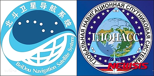【서울=뉴시스】중국과 러시아 양국이 각각 미국의 GPS에 대항해 만든 위성항법시스템인 '베이더우(北斗)'와 '글로나스(GLONASS)'를 기반으로 협력을 강화하기로 했다는 주장이 제기됐다. 14일 중국 관영 환추스바오(環球時報)는 러시아 언론을 인용, 미국 GPS에 대항하는 경쟁력을 갖춘 글로나스와 센티미터 단위까지 정확도를 지향하는 베이더우의 힘을 합쳐 양국이 합작 법인도 설립할 계획이라고 전했다. 베이더우(왼쪽)와 글로나스의 로고. (사진출처: 중국 바이두 등) 2015.10.14 