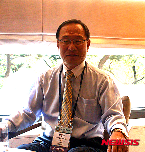 【서울=뉴시스】최현 기자 = 제14차 세계한상대회 특강을 위해 경북도 경주시 화백컨벤션센터(하이코·HICO)를 방문한 이영현(74) 세계한인무역협회(World OKTA) 12대 명예회장이 14일 뉴시스와의 인터뷰에서 성공에 대해 말하고 있다. 2015.10.14&nbsp; forgetmenot@newsis.com 