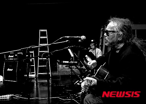 【서울=뉴시스】조인우 기자 = 지난달 23일 싱글 '너와 나'를 발표한 '한국 록의 전설' 전인권(61)이 15일 JTBC '뉴스룸'에 출연한다.&nbsp; 손석희(59) 앵커와 인터뷰에 스스로를 "음악에 미쳐 있다"고 표현하면서 근황과 함께 윤미래·자이언티 등 후배가수와 더불어 '너와 나'를 만든 이유 등을 밝힌다.&nbsp; 지난 삶에 대한 소회, 록그룹 '들국화' 재결성 여부에 대해서도 언급한다.&nbsp; 한편 전인권은 싱글 발매를 기념해 12일 난생처음 팬미팅을 열었다. 23일 '세컨드 찬스' 공연을 시작으로 현대카드 언더스테이지, 라이브 온 스테이지 등 공연을 이어갈 예정이다.&nbsp; join@newsis.com