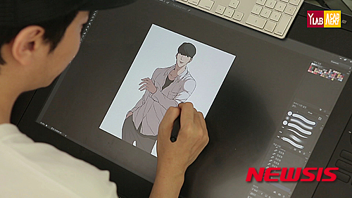 【서울=뉴시스】신진아 기자 = 웹툰 작가의 드로잉쇼가 15일 정오 와이랩 아카데미의 네이버 티비캐스트 메인 채널을 통해 공개됐다.&nbsp; ‘외모지상주의’로 인기몰이 중인 박태준(31)의 드로잉쇼 영상은 오픈 4시간 만에 3만여 건의 조회수를 기록했다.&nbsp; 2분 정도 재생되는 이 영상에는 박태준이 자신의 웹툰 ‘외모지상주의’의 주인공인 박형석의 캐릭터를 그리는 전 과정이 압축돼 담겨 있다. ‘외모지상주의’는 금요웹툰 조회수 1위를 달리고 있는 히트작이다.&nbsp; 박 작가는 “웹툰은 쉽게 접할 수 있지만, 독자들이 웹툰을 그리는 모습을 접할 기회는 별로 없다”며 “와이랩 아카데미의 드로잉쇼를 통해 독자들이 웹툰 창작 작업을 보다 친근하게 느낄 수 있으면 좋겠다”고 전했다.&nbsp; 와이랩 아카데미 신의철 원장은 “누구나 웹툰 작가가 될 수 있다는 것을 알리자는 취지에서 드로잉쇼를 기획했다”며 “앞으로도 쟁쟁한 작가들의 드로잉쇼가 시리즈로 이어질 것”이라고 밝혔다.&nbsp; 와이랩 아카데미는 서울 홍대앞에 있으며 1기생을 모집 중이다. www.ylabac.kr&nbsp; jashin@newsis.com