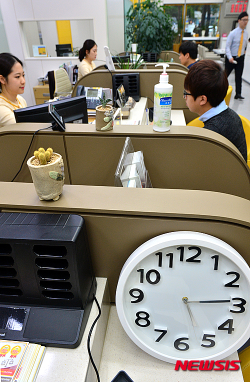 【서울=뉴시스】 배훈식 기자 = 15일 오후 서울 금천구 국민은행 가산라이온스밸리지점이 저녁 5시를 넘긴 시간까지 연장영업을 하고 있다&nbsp; 최경환 경제부총리 겸 기획재정부 장관이 은행 영업시간에 대한 발언 이후 시중 은행의 영업시간에 대해 논란이 일고 있다. 2015.10.15.&nbsp; dahora83@newsis.com