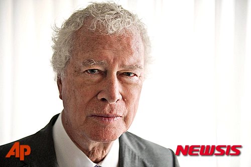 【 AP/뉴시스】1979년 이란 혁명 당시 테헤란 주재 미국대사관이 학생들에 점령당하는 사건이 발생한 후 미 외교관 6명을 3개월간 자신의 집에 숨져줬다가 탈출시켰던 켄 테일러 전 이란주재 대사. 테일러 전 대사는 15일(현지시간) 81세로 숨졌다.2015.10.16