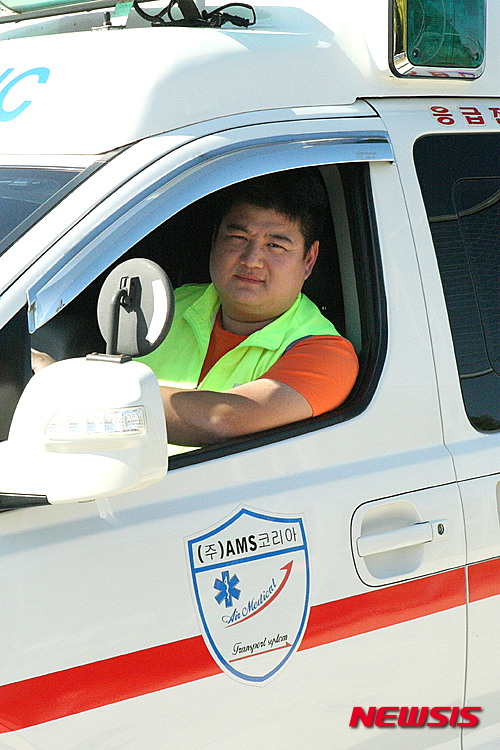 【양구=뉴시스】박혜미 기자 = 17일 오전 강원 양구군 양구종합경기장에서 '제5회 뉴시스 국토정중앙 양구실버컵 국민생활체육 및 강원도 클럽 축구대회'가 개최된 가운데 AMS코리아 곽민철(38) 응급구조사가 경기장 인근 앰뷸러스에서 대기하며 비상사태에 대비하고 있다. 올해로 5회째를 맞은 실버컵 축구대회는 공감언론 뉴시스 강원취재본부(본부장 김태겸)와 보건복지부, 양구군이 주최하고 국민생활체육 강원도(양구군) 축구연합회 주관으로 열리고 있다. 2015.10.17. fly1225@newsis.com