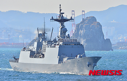 【부산=뉴시스】고승민 기자 = 17일 오후 부산 남구 해군작전사령부 인근 해상에서 열린 2015 대한민국 해군 관함식에서 좌승함인 최영함이 늠름한 자태를 뽐내고 있다. 관함식이란 해상사열과 훈련시범을 통해 해군의 전투준비태세를 점검하고 사기를 진작시키는 의식이다. 2015.10.17.&nbsp; kkssmm99@newsis.com